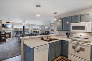 Refrigerador, microondas, horno, placa de cocina