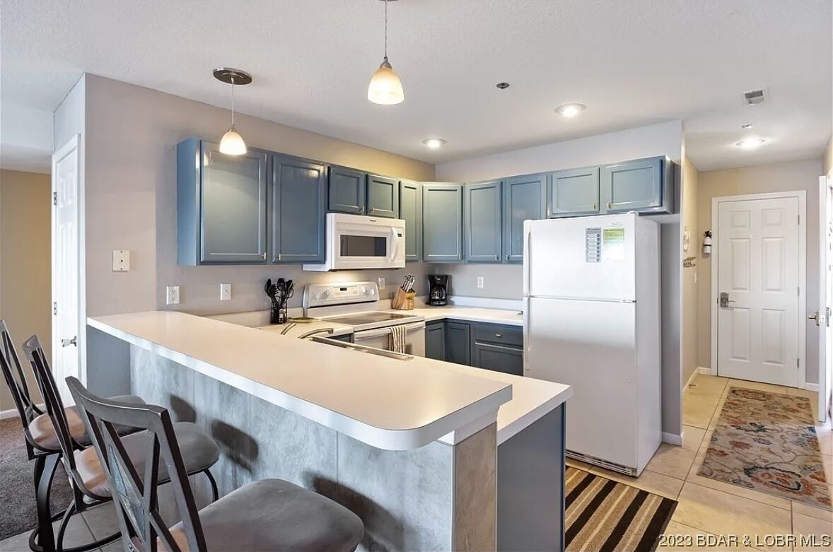 Beautiful Main Channel View Cozy Condo in the HEART of Osage Beach! Boat Slip!