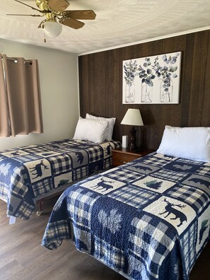 Quarto standard, 2 camas de solteiro, para não fumantes (B2) | Individualmente decorados, individualmente mobiliados, cortinas blackout