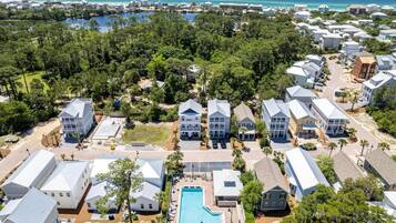 季節性室外游泳池,提供泳池遮陽傘和日光浴躺椅