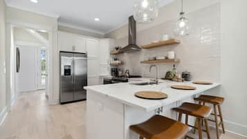 House | Private kitchen | Full-sized fridge, microwave, oven, stovetop