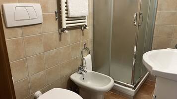 Dusche, Haartrockner, Bidet, Handtücher