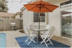 Outdoor dining - Stunning Modern Oasis with Pool + Fire Pit - Your Ultimate VRBO Getaway (Bakersfield)