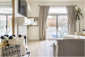Room - Stunning Modern Oasis with Pool + Fire Pit - Your Ultimate VRBO Getaway (Bakersfield)