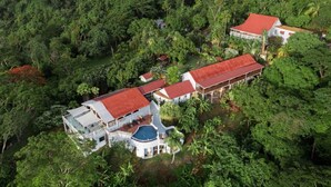 A large property with multiple buildings, a swimming pool, and lush greenery. - Spice House Private Villa with Pool at Mount Edgecombe Boutique Hotel in Grenada (Victoria)