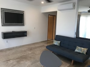Suite familiare, balcone (2C) | Area soggiorno | Smart TV 42 pollici con canali digitali, TV