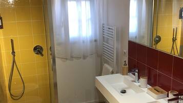 Shower, hair dryer, bidet, towels