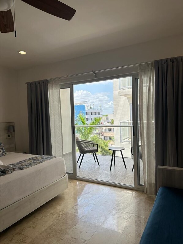 1 soverom, safe på rommet, blendingsgardiner og strykejern/-brett