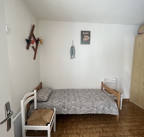 1 quarto, ferros/tábuas de passar roupa, roupa de cama
