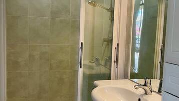 Douche, sèche-cheveux, serviettes fournies