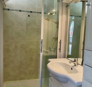 Dusche, Haartrockner, Handtücher