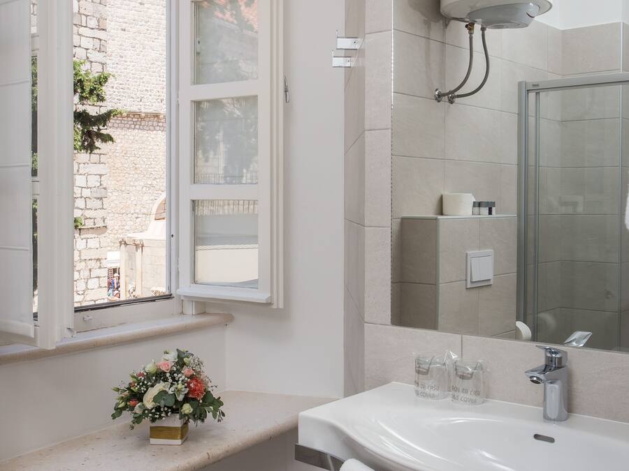 Chambre Double Classique | Salle de bain | Serviettes fournies