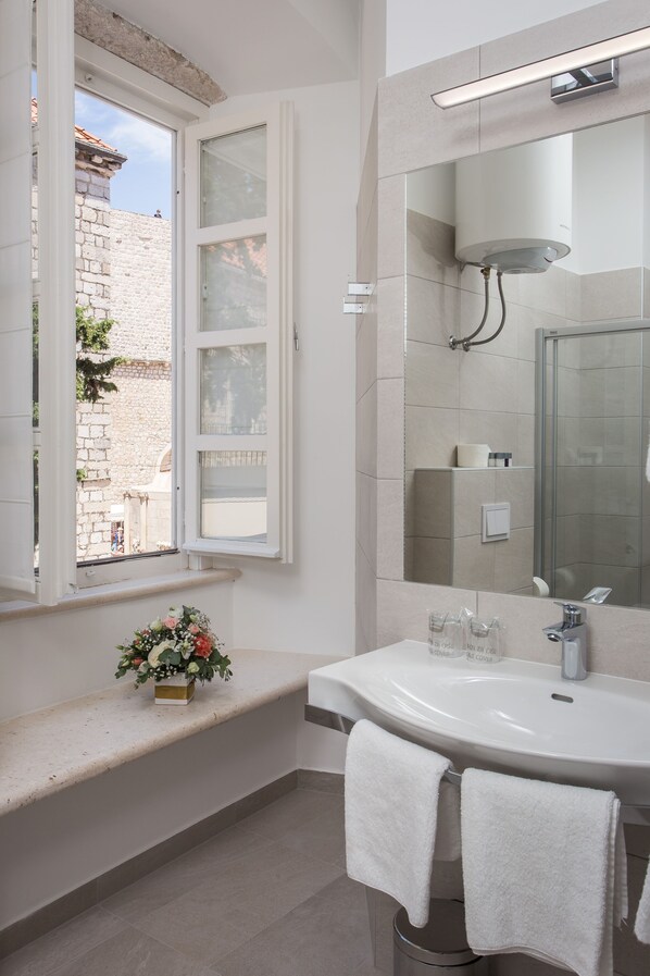 Classic Double Room | Bathroom