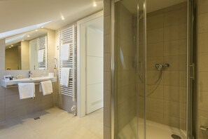 Classic Double Room (Attic) | 욕실 | 타월