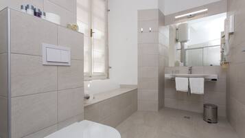 Classic Double Room | Bathroom | Towels