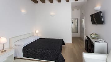 Quarto casal luxo | Quartos à prova de som, berços grátis, Wi-Fi de cortesia, roupa de cama