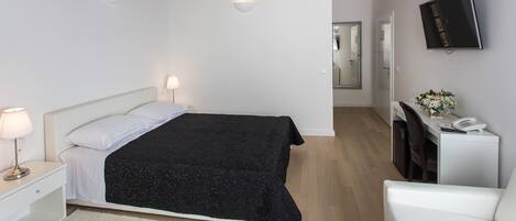 Deluxe Double Room | Soundproofing, free cribs/infant beds, free WiFi, bed sheets