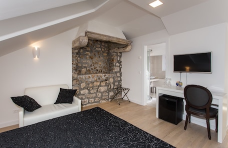 Classic Double Room (Attic) | Soundproofing, free cribs/infant beds, free WiFi, bed sheets