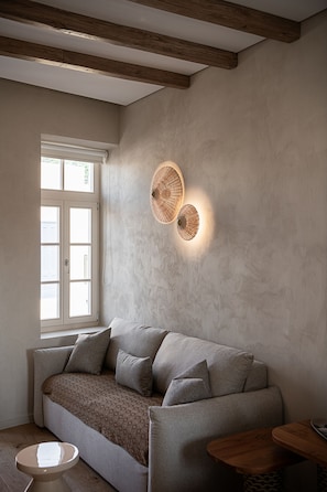 Chambre supérieure double ou avec lits jumeaux, balcon, vue partielle sur la mer | Literie de qualité, couette en duvet, lit avec matelas Select Comfort