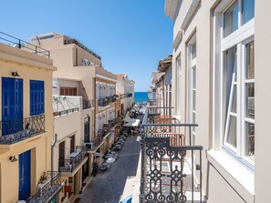 ห้องดีลักซ์ดับเบิลหรือทวิน, ระเบียง, เห็นวิวทะเลบางส่วน | บริเวณภายนอก