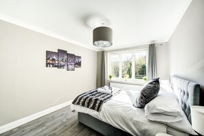 1 bedroom, WiFi, bed sheets - Affordable Luxury Isle of Dogs Apartment - 10 mins from Canary Wharf (London)
