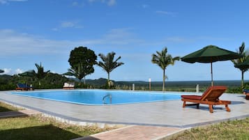 2 piscines extérieures, cabanons gratuits, parasols de plage