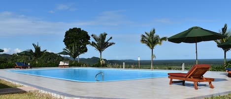 2 piscinas externas, barracas de cortesia, guarda-sóis