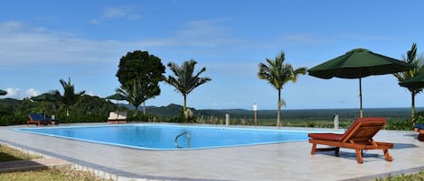 2 piscine all'aperto, cabine incluse nel prezzo, ombrelloni da piscina