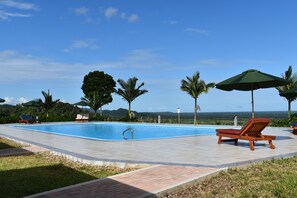 2 outdoor pools, free pool cabanas, pool umbrellas