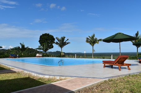 2 piscinas al aire libre, camas de piscina gratis, sombrillas