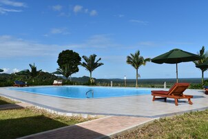 2 outdoor pools, free pool cabanas, pool umbrellas