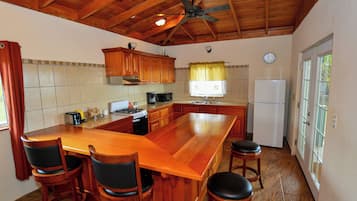 Standard Cabin | Private kitchen | Coffee/tea maker, paper towels