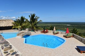 2 piscinas al aire libre, camas de piscina gratis, sombrillas