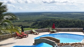 2 outdoor pools, free cabanas, pool umbrellas