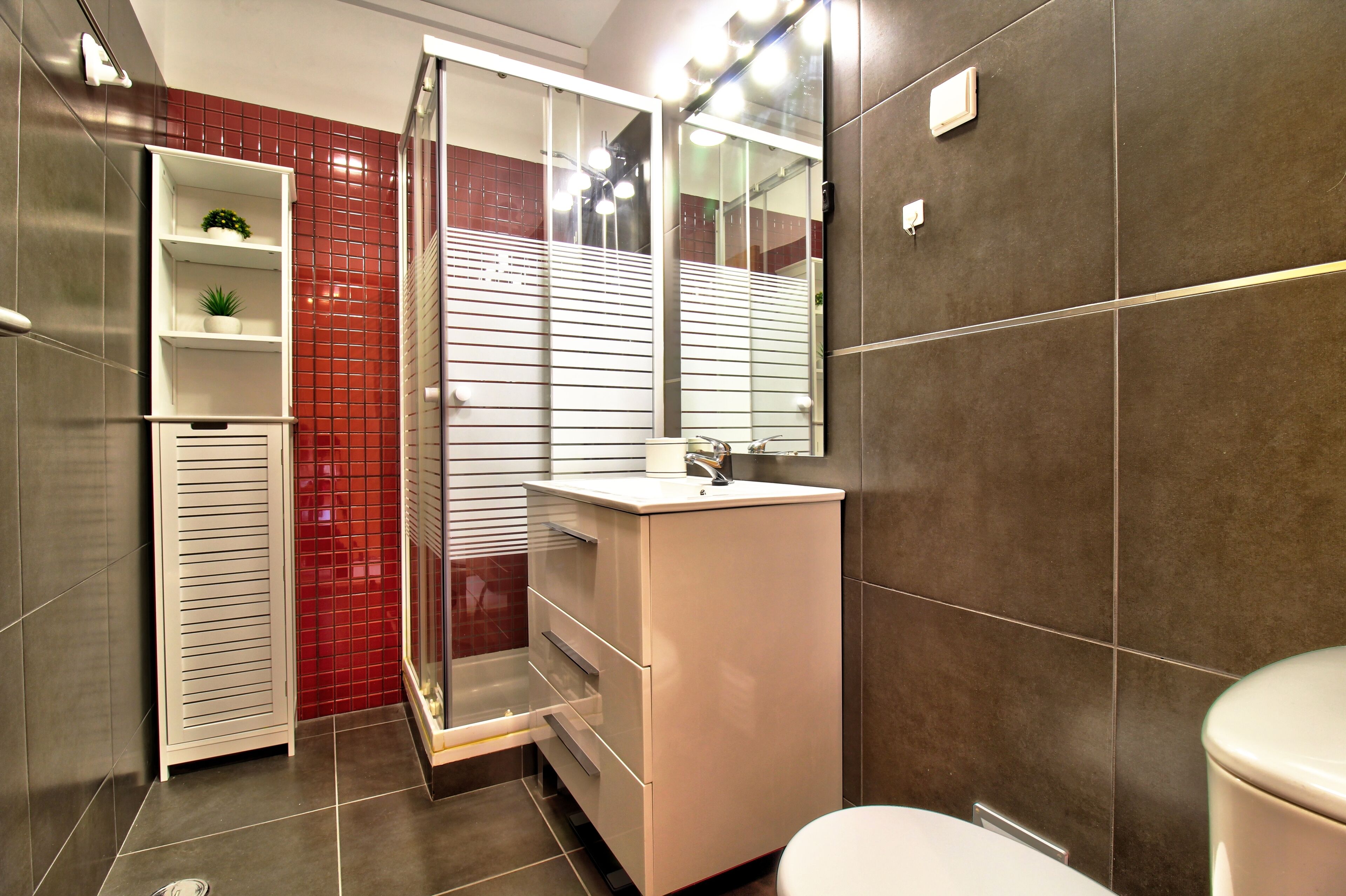 Centre location, A/C, swimming pool, and private parking