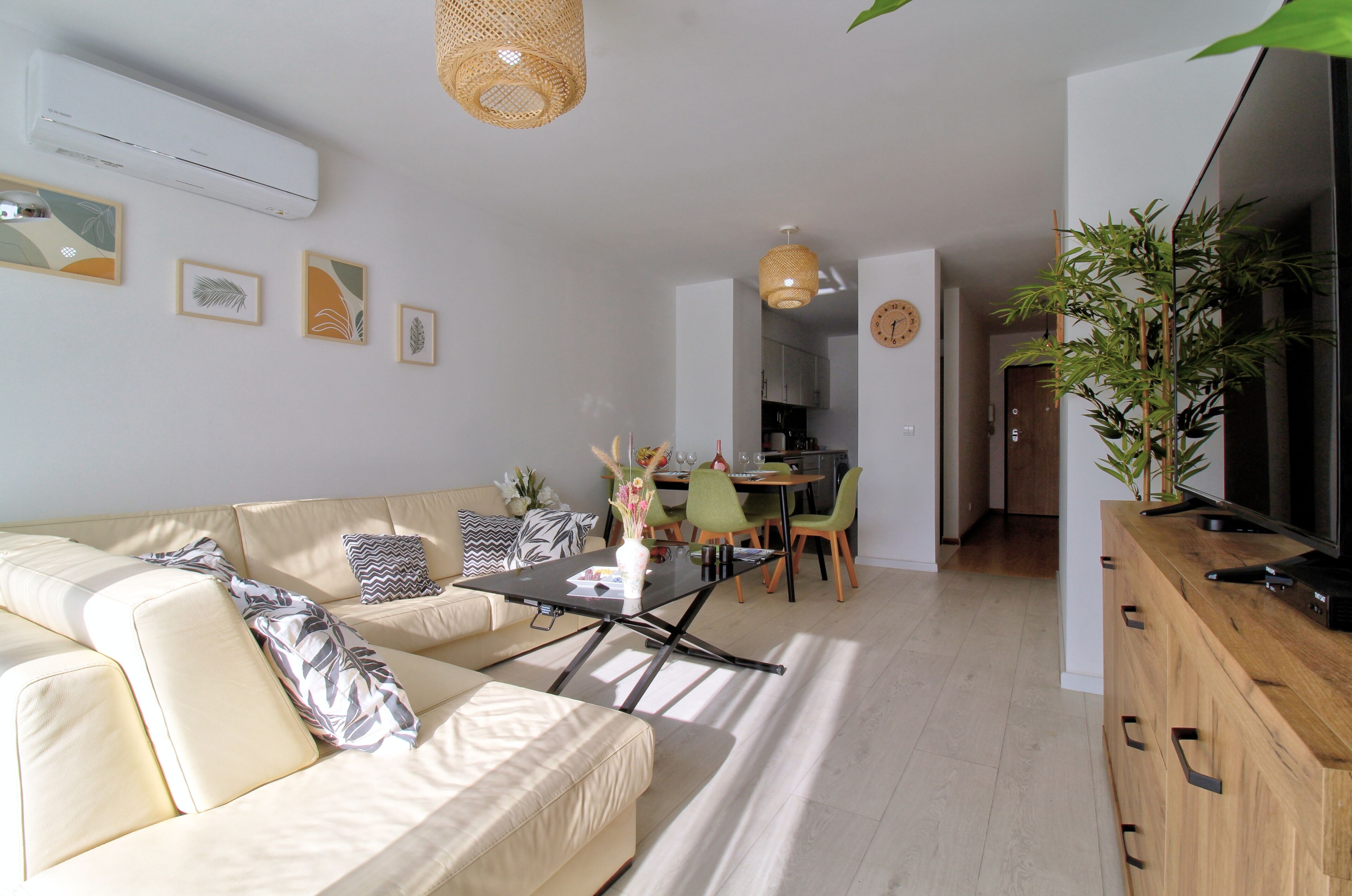 Centre location, A/C, swimming pool, and private parking