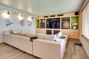 TV, lareira, pebolim, mesa de pingue-pongue