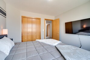 5 Schlafzimmer, Schreibtisch, Bügeleisen/Bügelbrett, Internetzugang