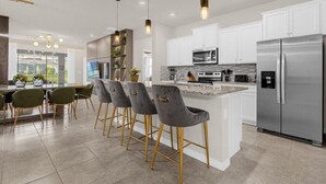 Coffee/tea maker, fridge, microwave, oven - 7 BD/ 5.5 BA/ Windsor Island (3979 LA) (Davenport)
