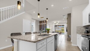 Coffee/tea maker, fridge, microwave, oven - 7 BD/ 5.5 BA/ Windsor Island (3979 LA) (Davenport)