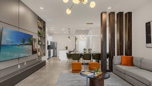 Flat-screen TV - 7 BD/ 5.5 BA/ Windsor Island (3979 LA) (Davenport)