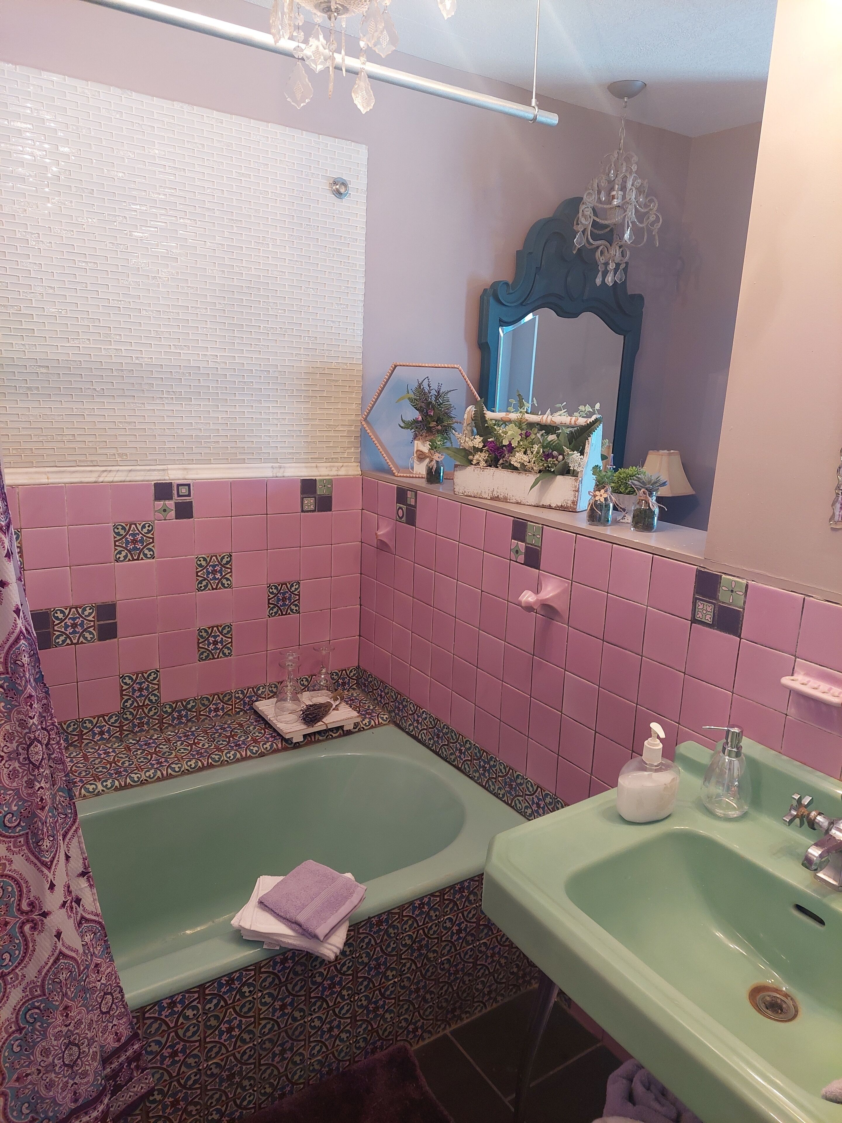 Private Historic Downtown Holly Apartment