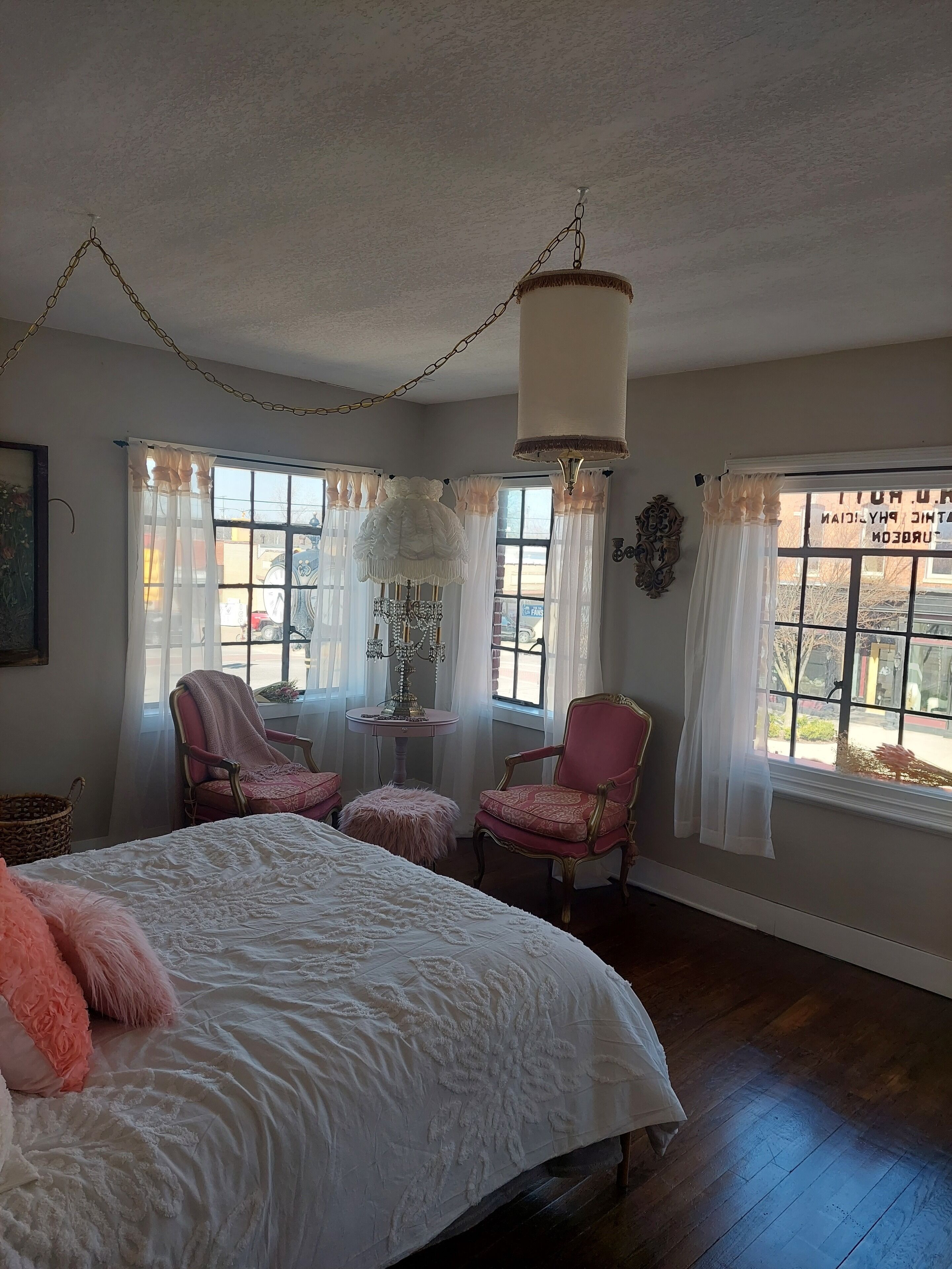 Private Historic Downtown Holly Apartment