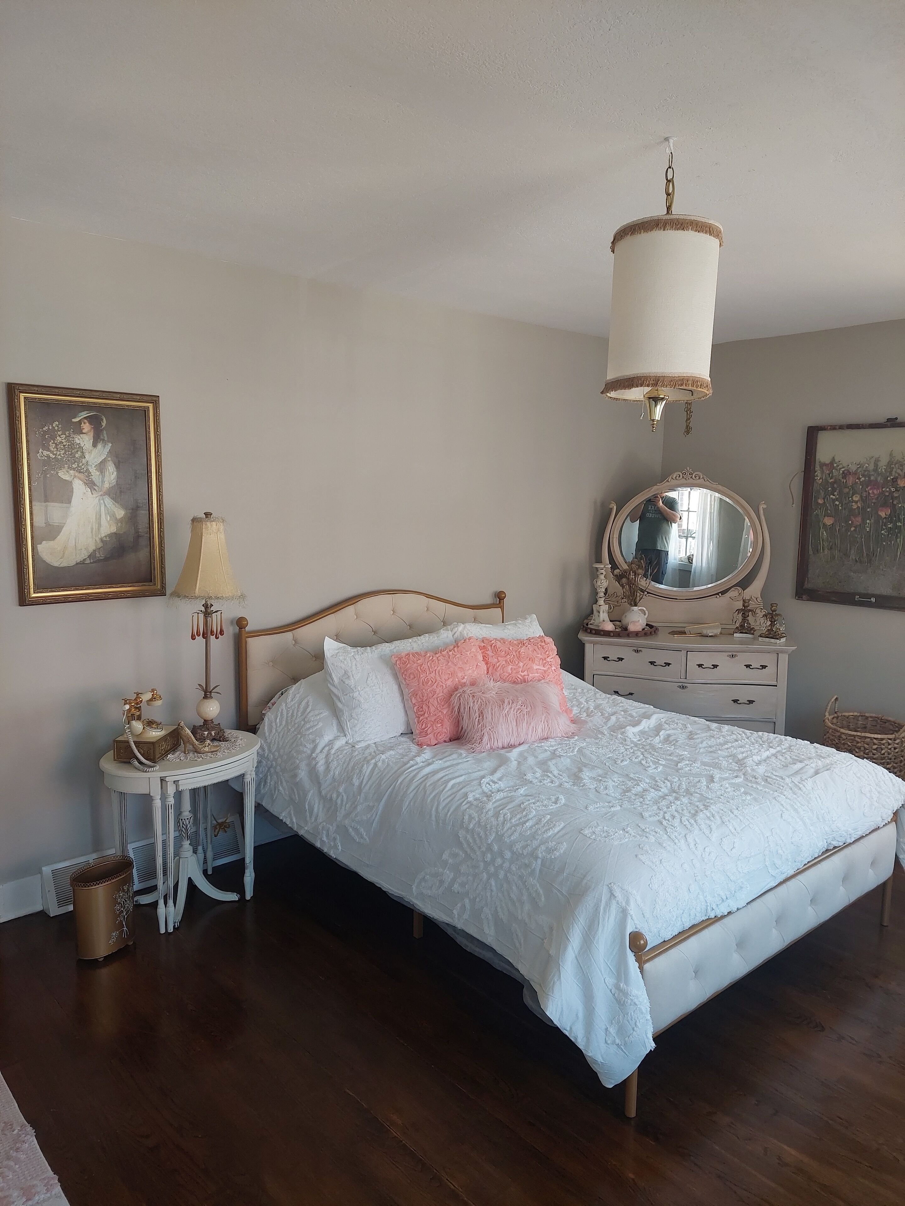 Private Historic Downtown Holly Apartment