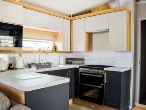 Frigorífico, microondas, horno y lavavajillas