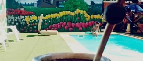 Una piscina al aire libre