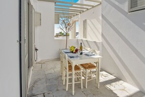 Outdoor dining - Villa Coraline With Seaview and Swimming Pool (Paros)