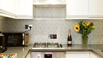 Coffee/tea maker, fridge, microwave, oven