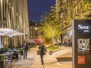 Outdoor dining - Avari - Luxury 2BR Apartment • Steps from Victoria (London)