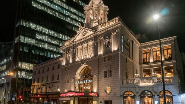 Un bâtiment historique doté d’un imposant clocher, d’un théâtre et d’un bar appelé « Pavlova’s ».